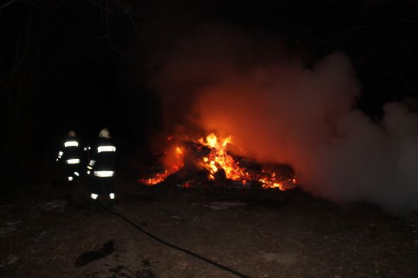 Kétszáz négyzetméteren égett fanyesedék Csepregen