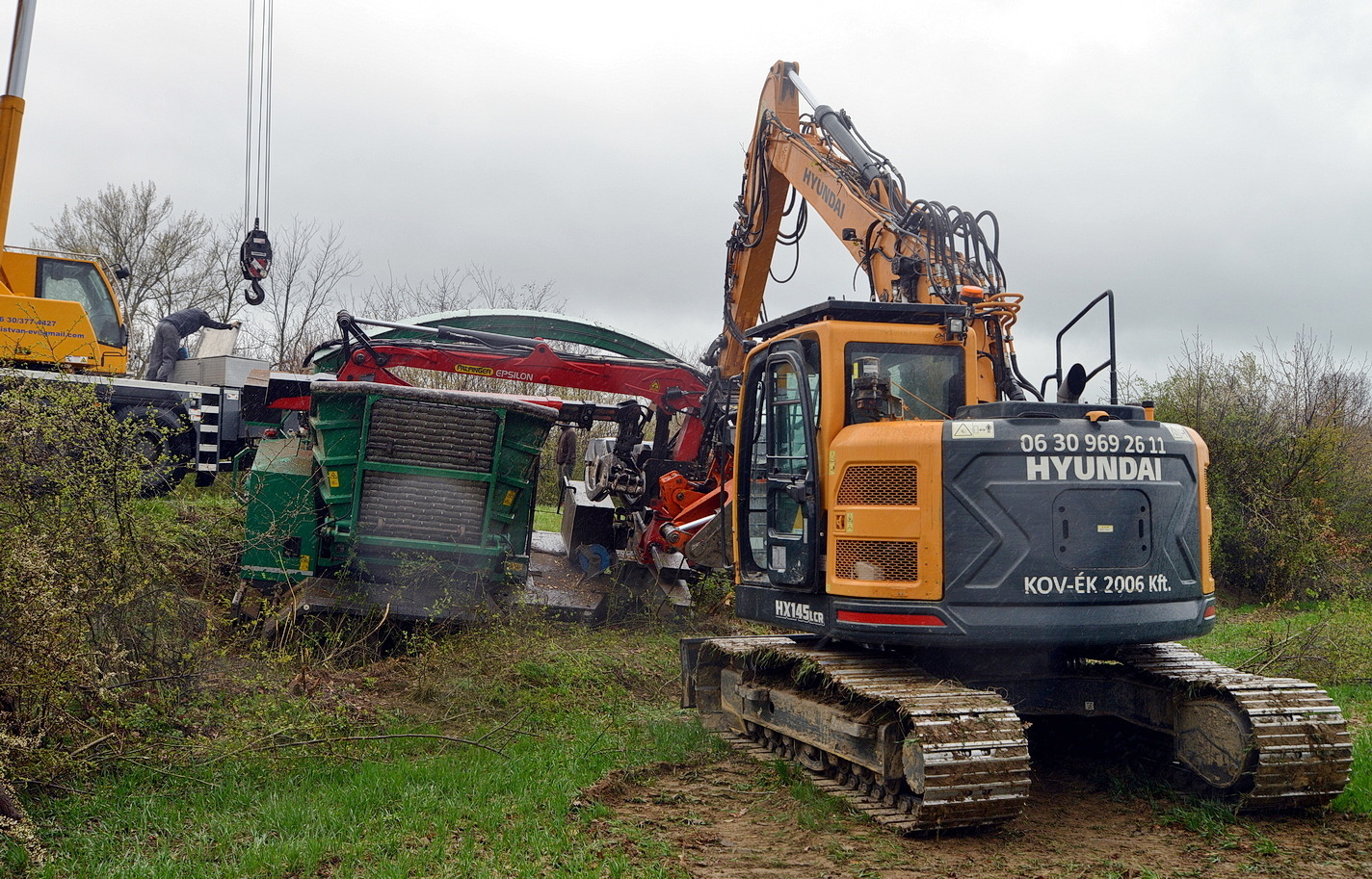 Faaprítóval borult le a töltésen egy traktor a 84-es főúton, Nemeskeresztúr közelében