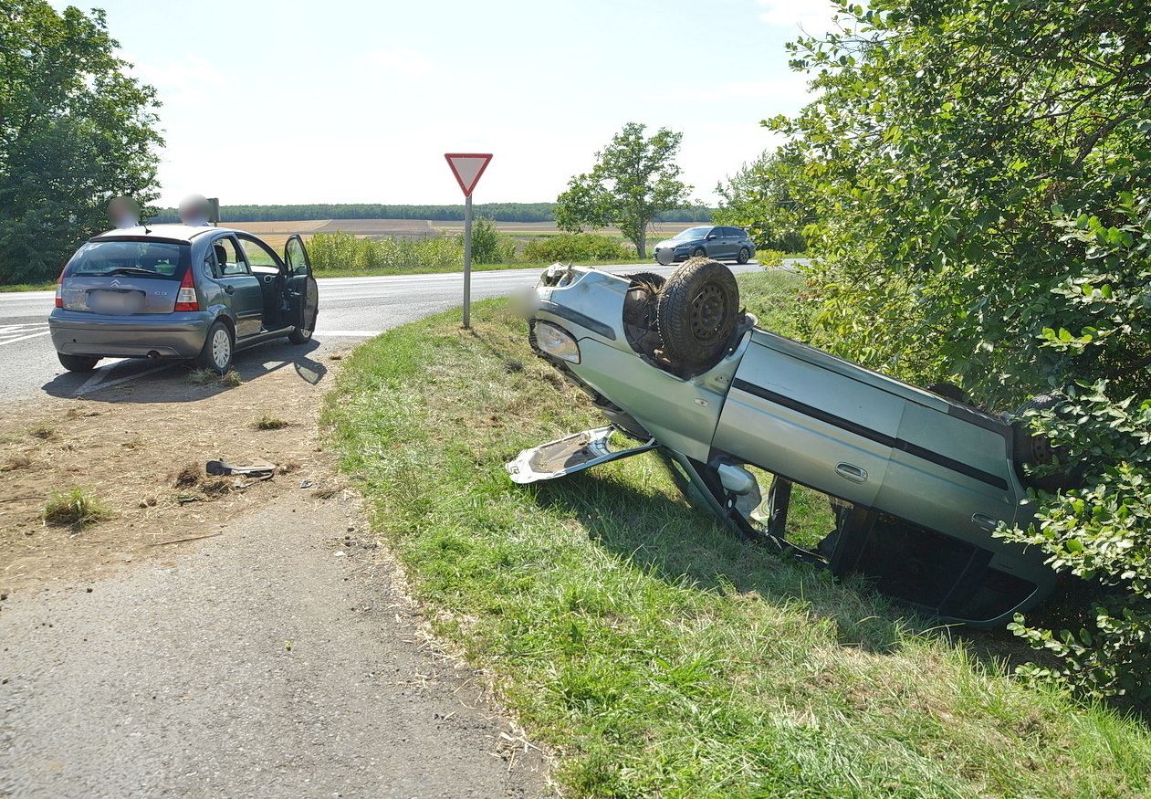 Frontális balesetet hárított egy Citroen vezetője - Hyundai tért át a sávjába Kissomlyó közelében, a 84-es főúton