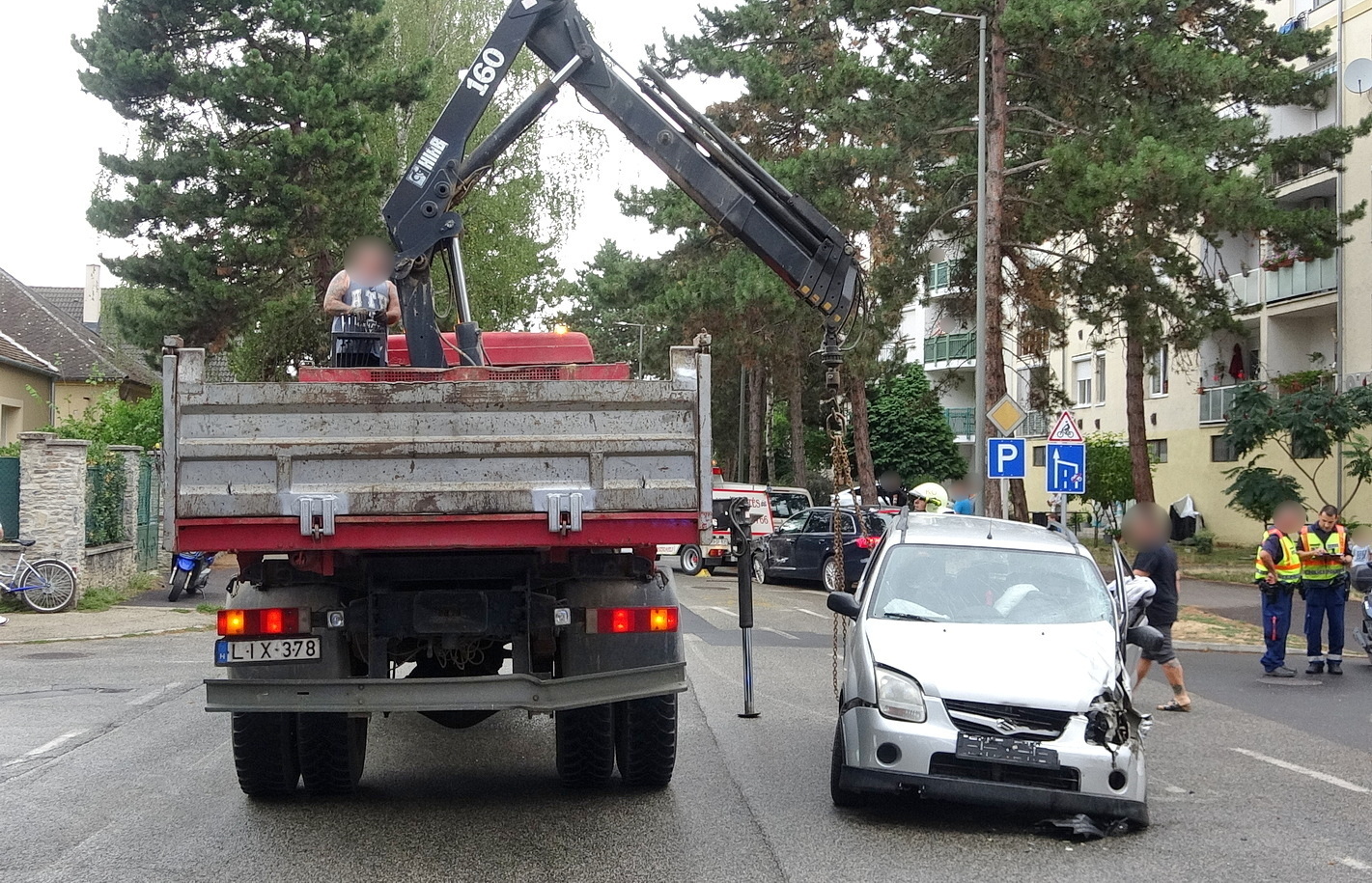 Elvesztette az eszméletét a Suzuki vezetője Kőszegen - két autóval ütközött a járműve Fotó: Tánczos Mihály
