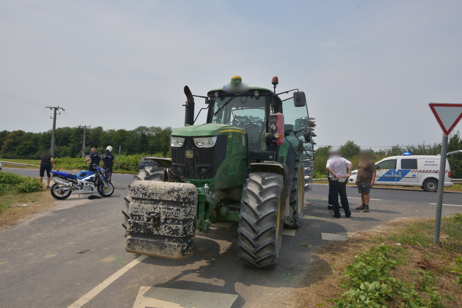 Kanyarodó John Deere traktor ütközött Suzuki motorral a 86-os főúton, Körmendnél