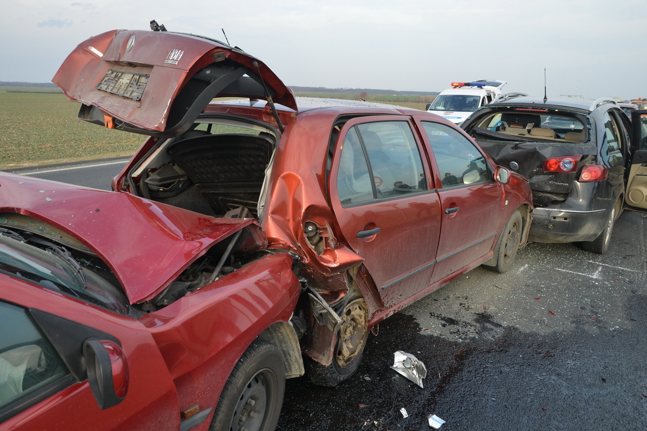 Négy autót tolt össze egy Peugeot Toronynál a 89-esen