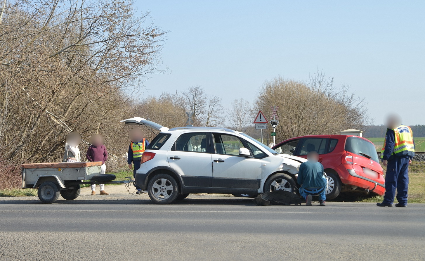 Előzésben lévő utánfutós Fiat elé kanyarodott egy Renault Lukácsháza határában, a 87-es főúton