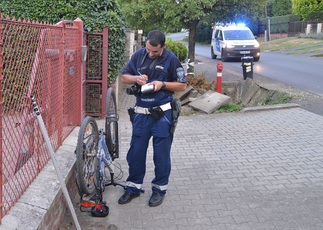 Árokba hajtott az e-roller által kis oldaltávolsággal megelőzött kerékpáros Szombathelyen