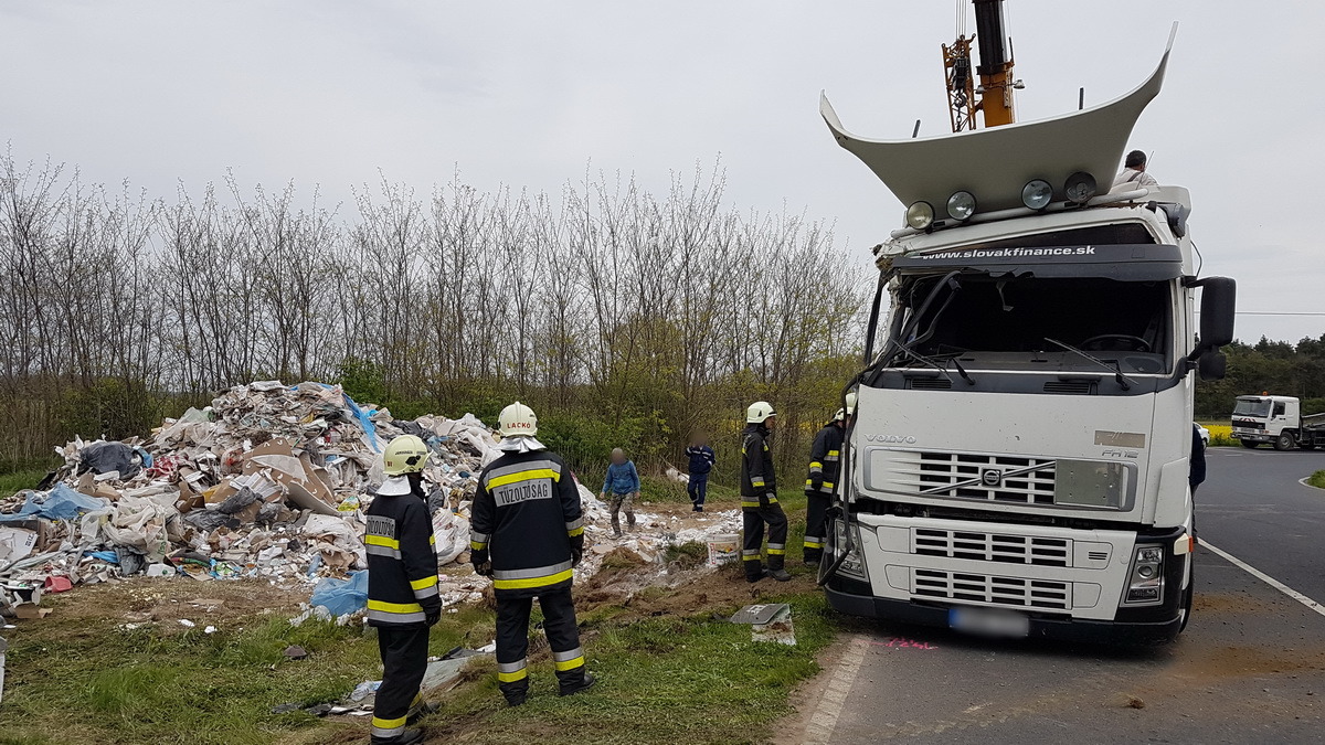 Felborult egy kamion Nemeskeresztúron- felállították