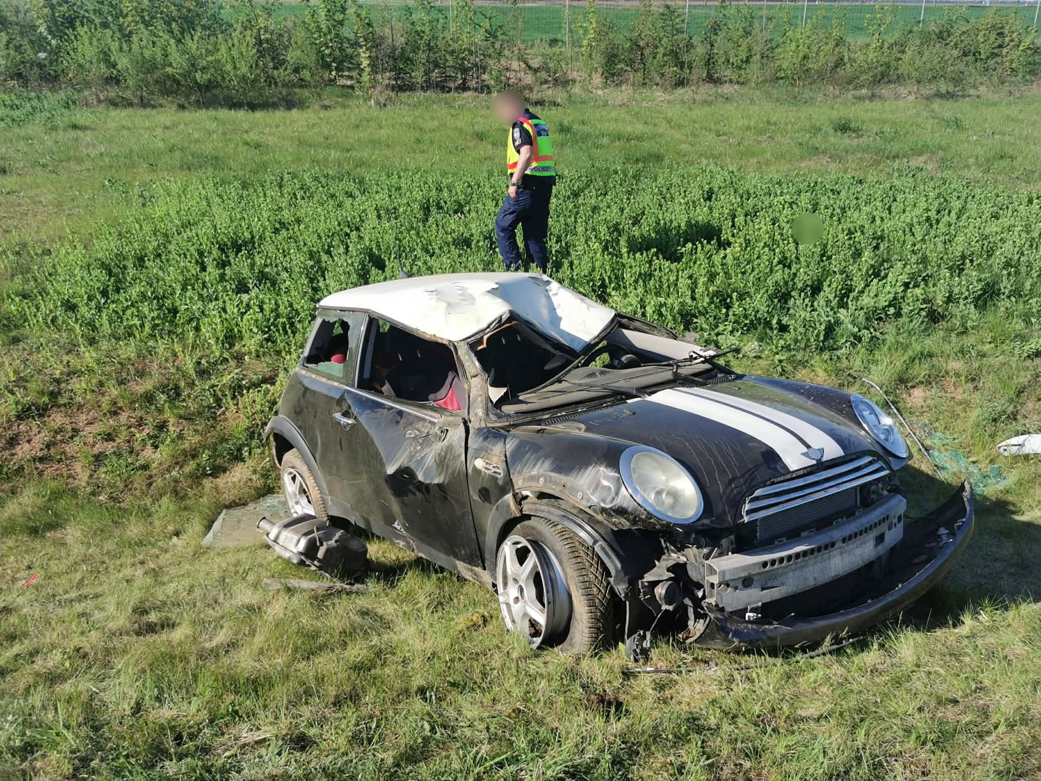 Árokba csapódott egy Mini az M86-os autóúton Vépnél - ketten megsérültek