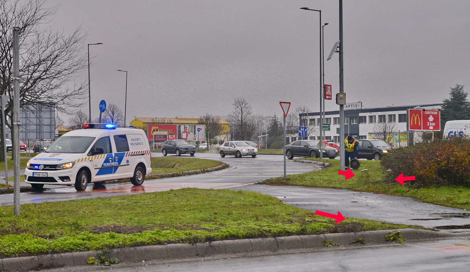 A körforgalom előtti terelőszigeten is áthajtott a sofőr