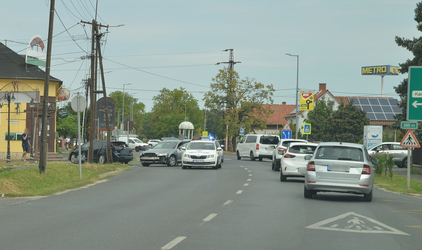 Villanyoszlopnak csapódott az Audi elé hajtó Toyota Szombathelyen - cserélni kell az oszlopot