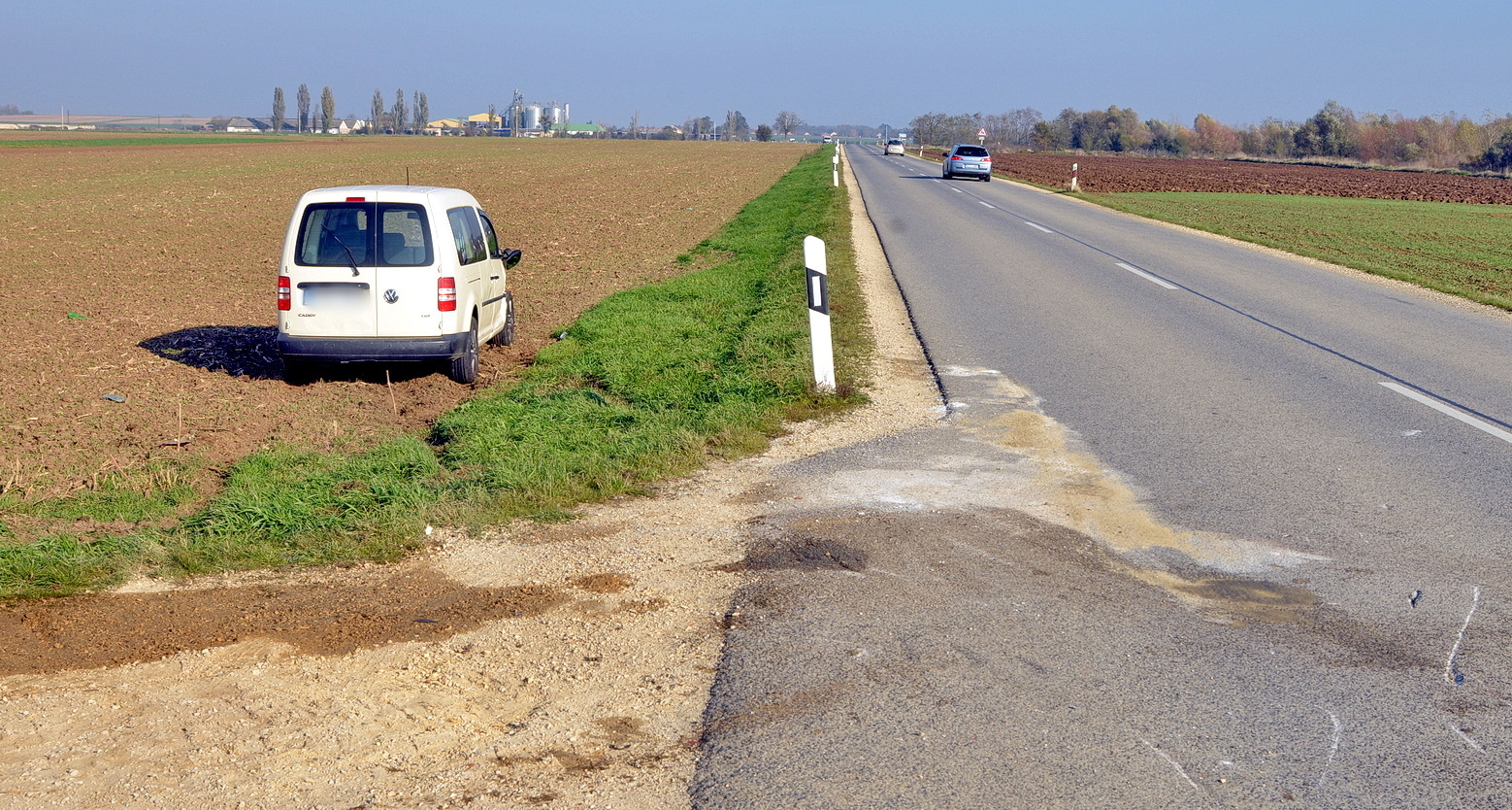 Balra kanyarodó traktornak ütközött egy előzésben lévő VW furgon Csepreg közelében