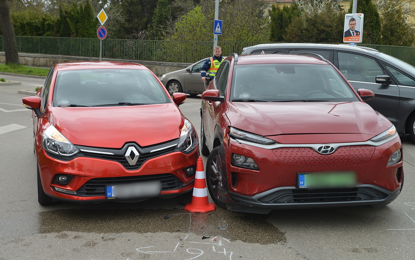 Körforgalomba behajtó Renault ütközött Hyundai személyautóval