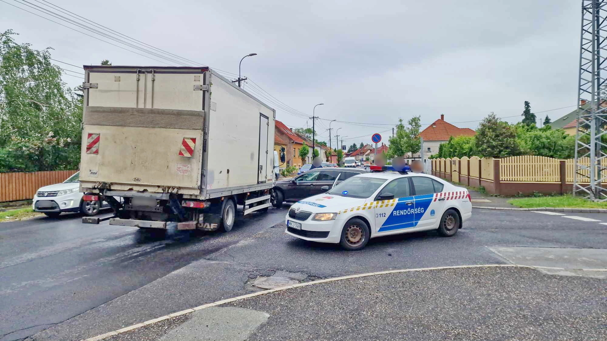 Jobbra indexelő DAF elé hajtott egy VW Szombathelyen