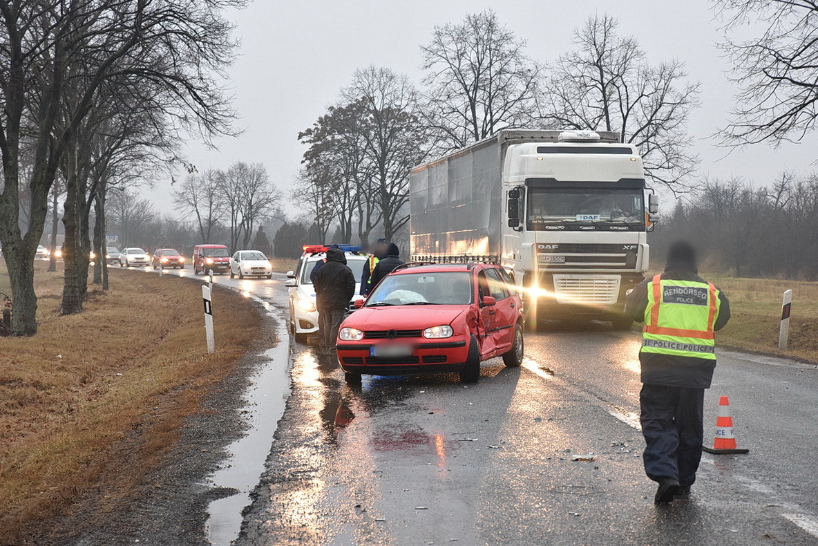 Rosszul mérte fel a traktor távolságát a VW vezetője