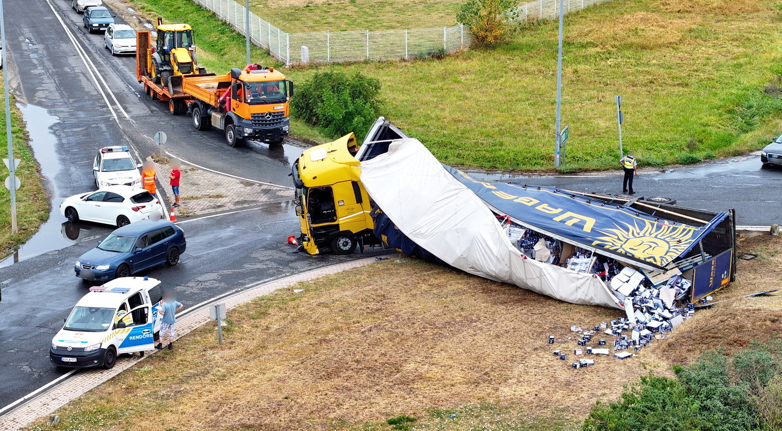 Megcsúszott a vizes úton és Alfa Romeo-t perdített a körforgalomba berobogó Renault kamion Szombathelyen