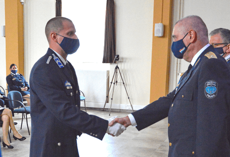 kalauz Gábor rendőr törzsőrmester elismerést vesz át dr. Tiborcz János dandártábornoktól Fotó: Vas MRFK