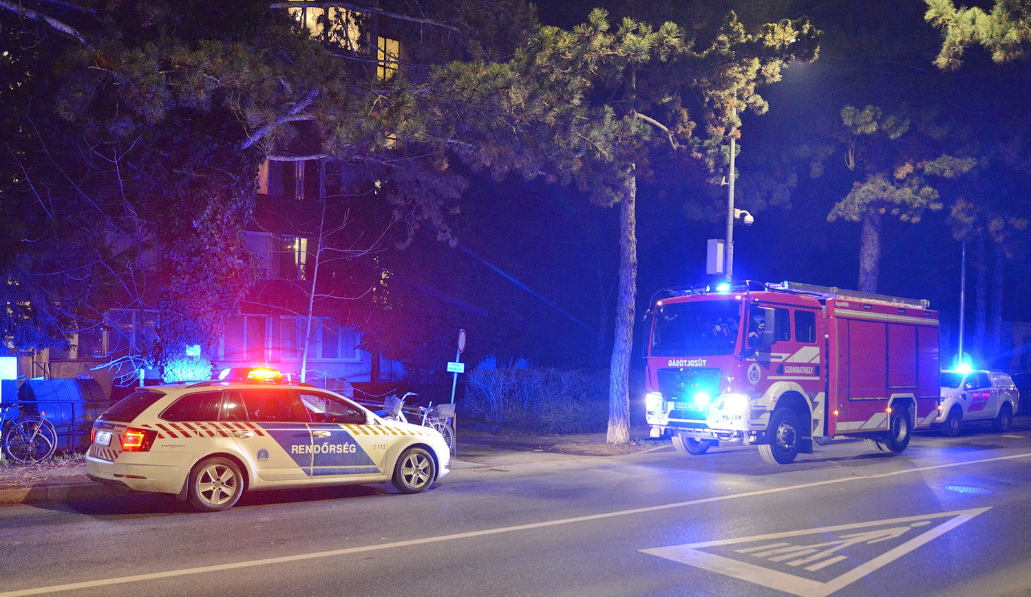 Ablakon kidobált hulladék egy szombathelyi társasháznál