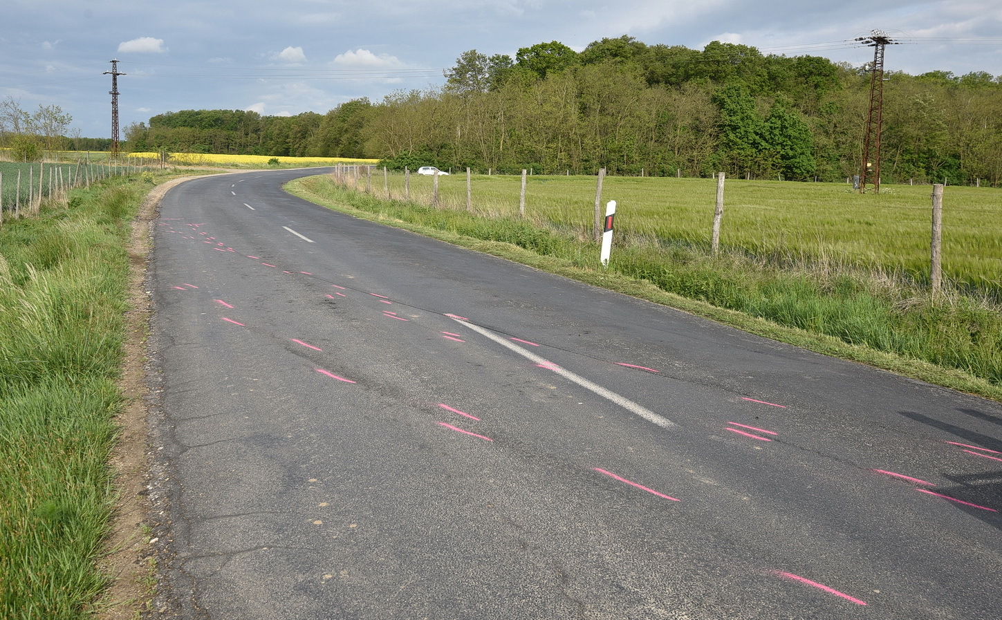 Padkárafutás után hajtott le az útról a kisteherautó