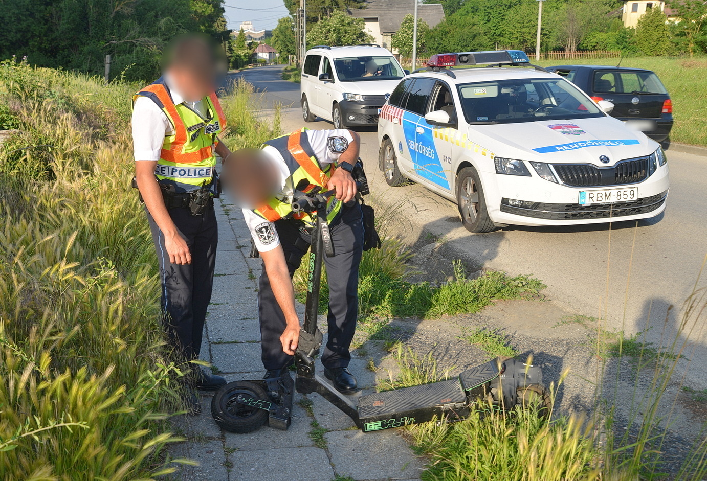 Kitörött a Kukirin roller kereke – arccal esett rá a kormányrúdra egy 16 éves diák Szombathelyen