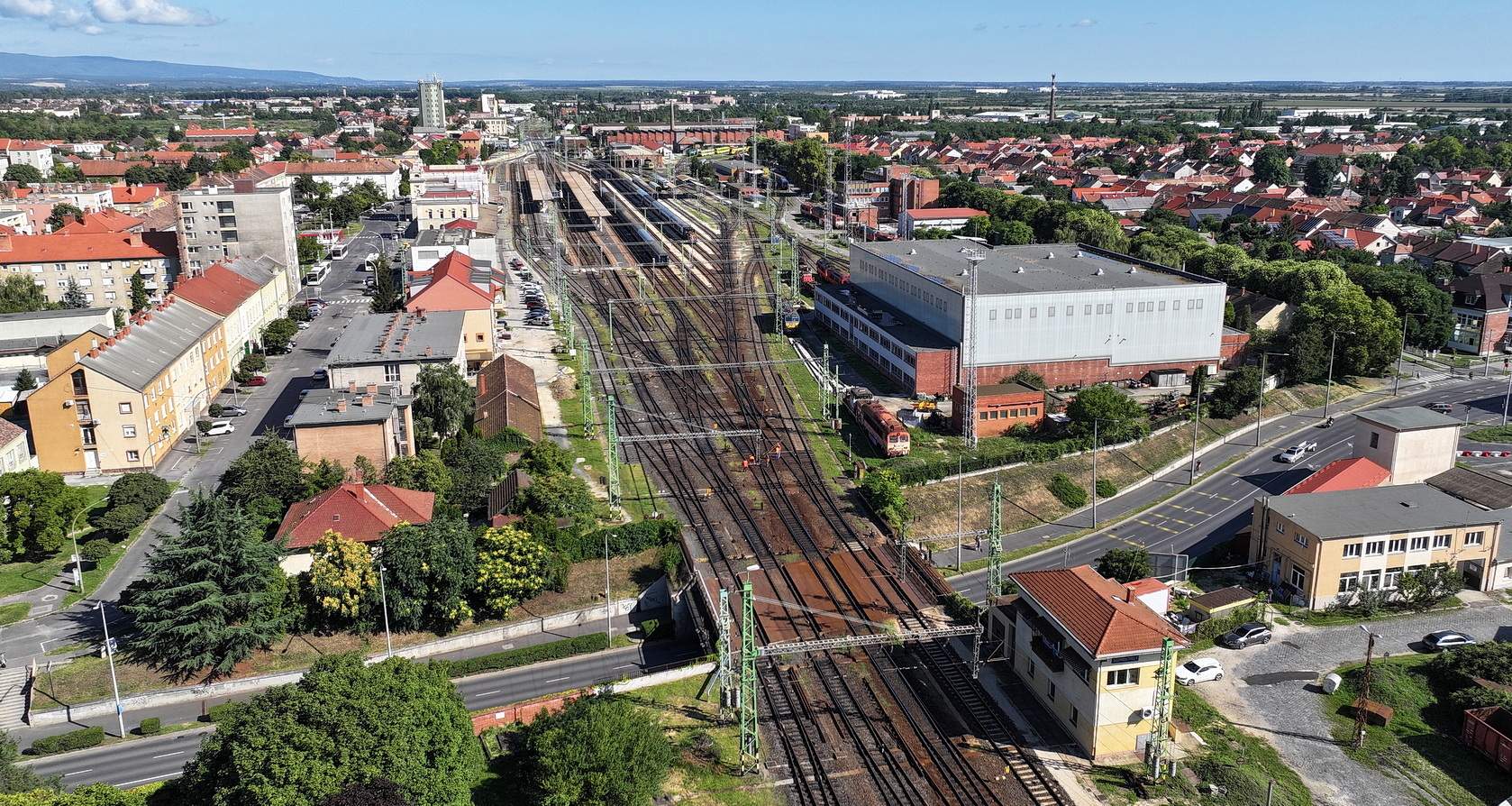 A Zanati úti aluljáró, felülnézetből, a háttérben a szombathelyi pályaudvar - Fotó: Tánczos Mihály