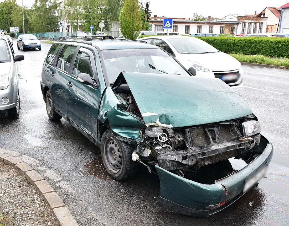 Gyalogátkelőhelynél ütközött két autó - megúszta a gyalogos