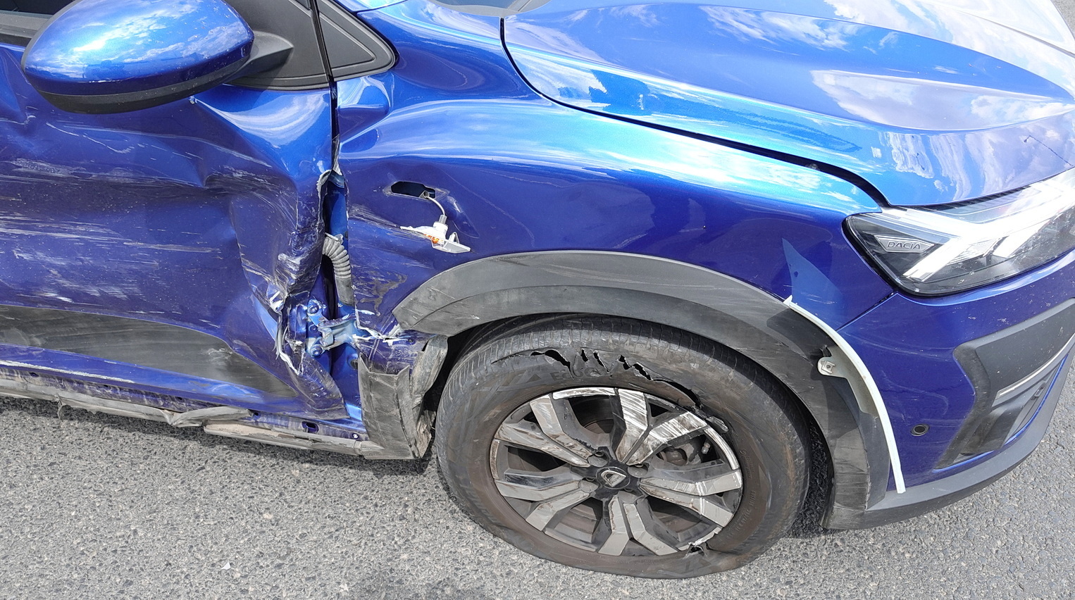 Kis sebességgel sorolt volna a belső sávba a 86-oson, Daciának ütközött egy Chevrolet Szombathely határában