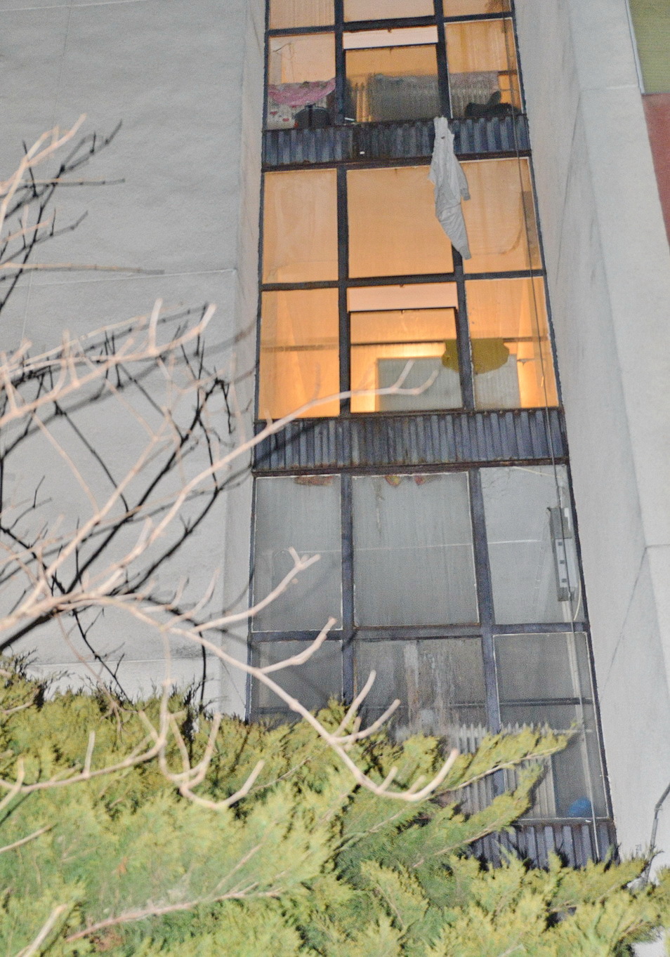 Ablakon kidobált hulladék egy szombathelyi társasháznál