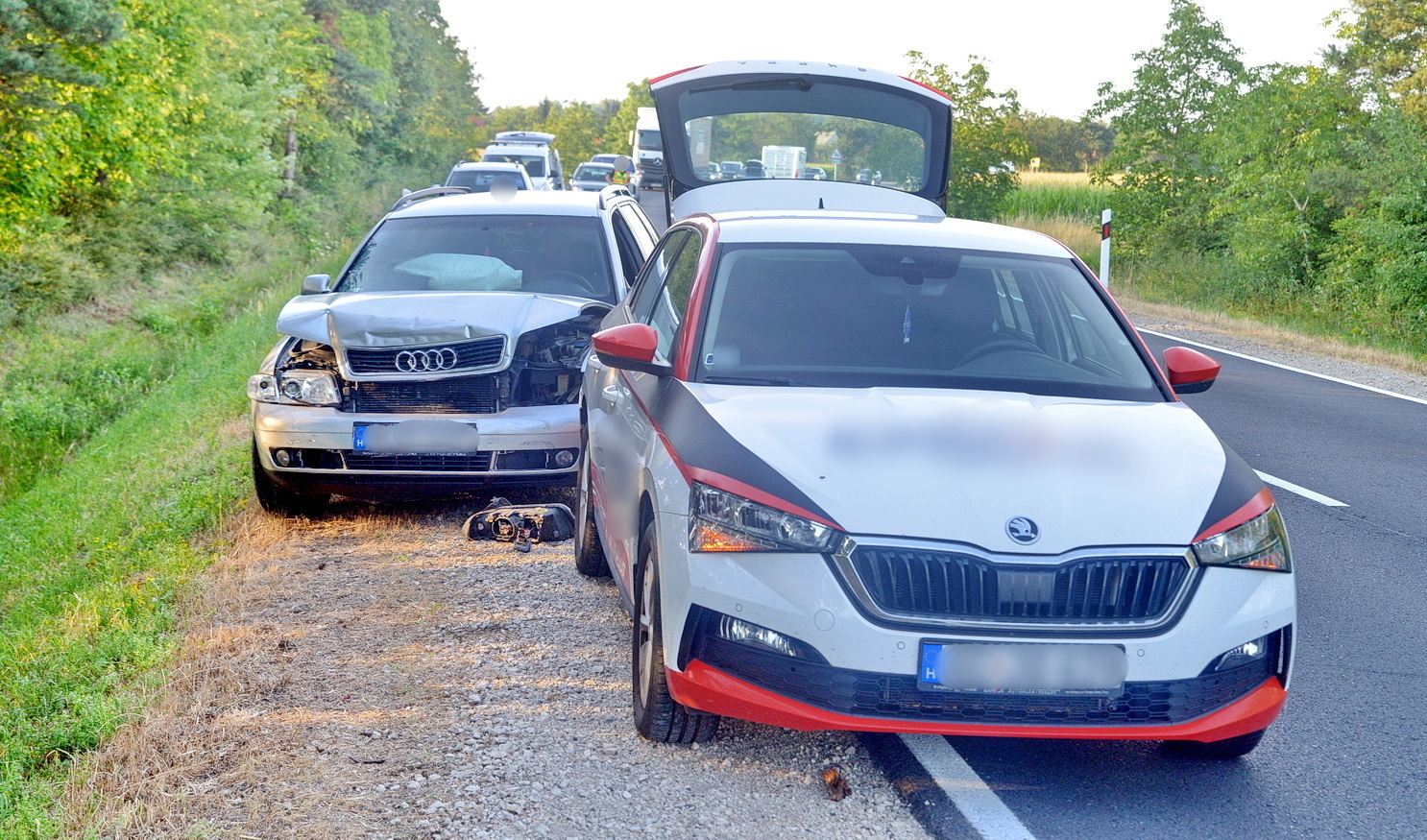 Szabálytalanul előző jármű miatt fékezőknek ütközött egy VW a 86-oson, Egyházasrádócnál