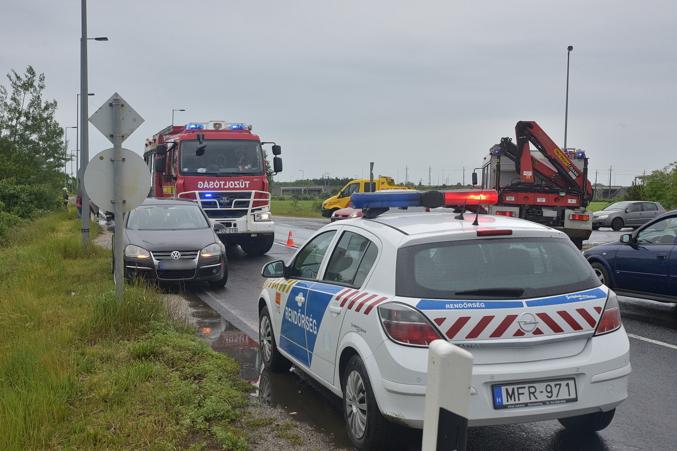 VW sodródott le a töltésről a 87-es főúton, Szombathely határában