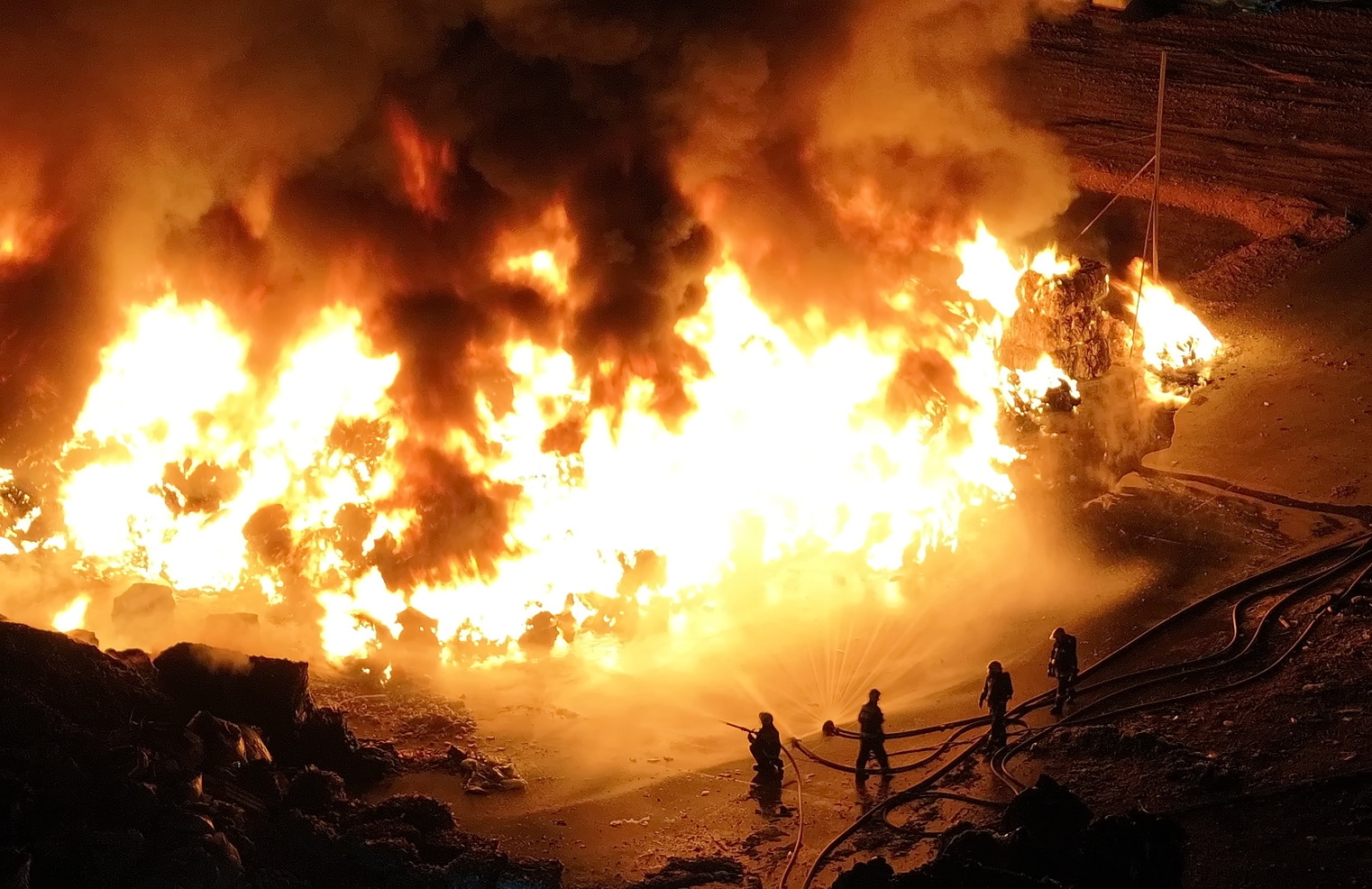 A tűzoltók eltörpülnek a lángok mellett Fotó: 112Press