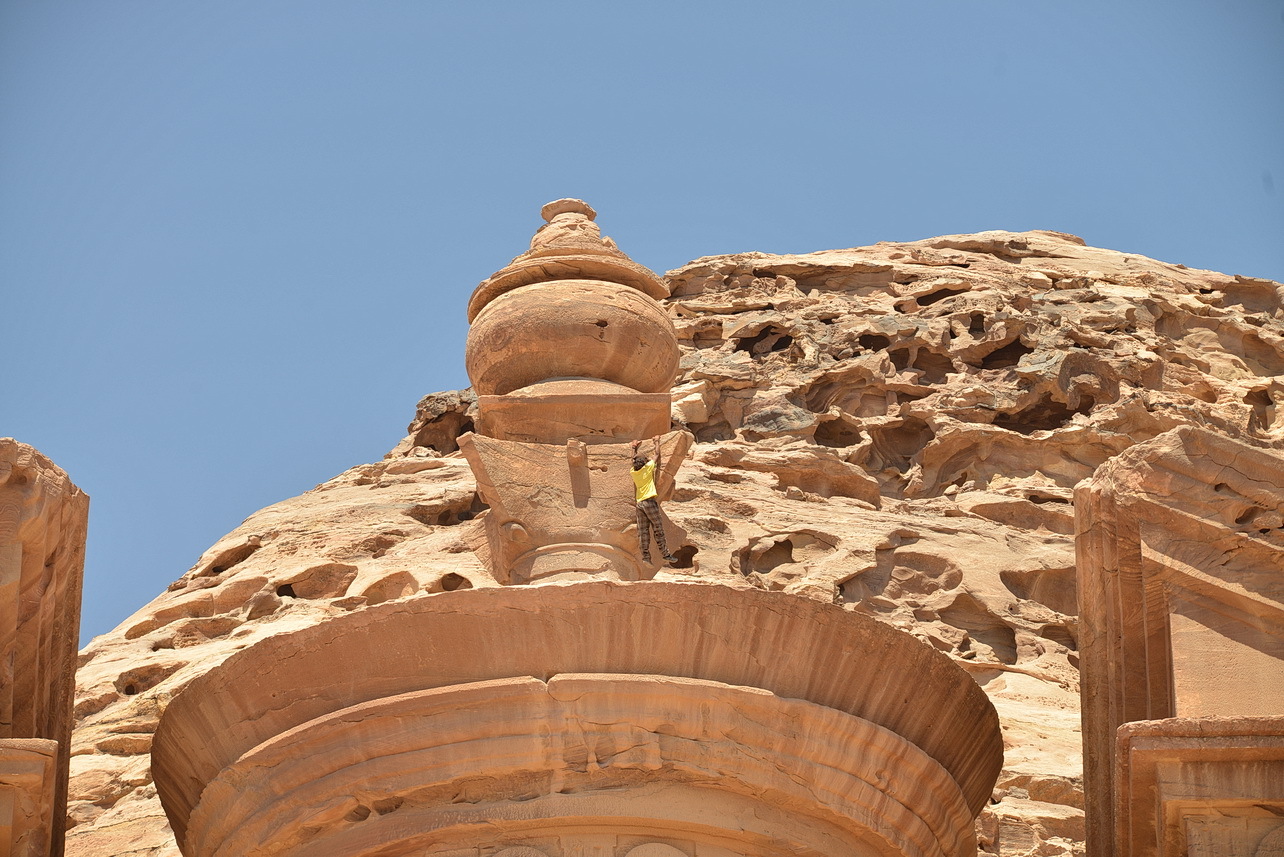 A petrai Kolostor tetején szökdelő férfi