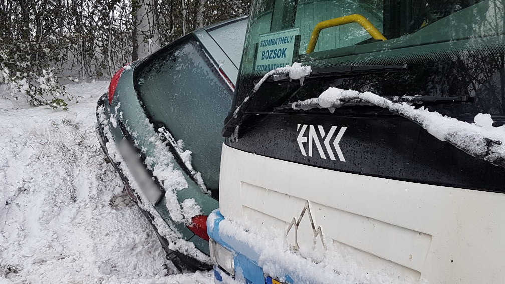 Hófúvásban csúszott busz elé egy autó Kőszegszerdahelynél