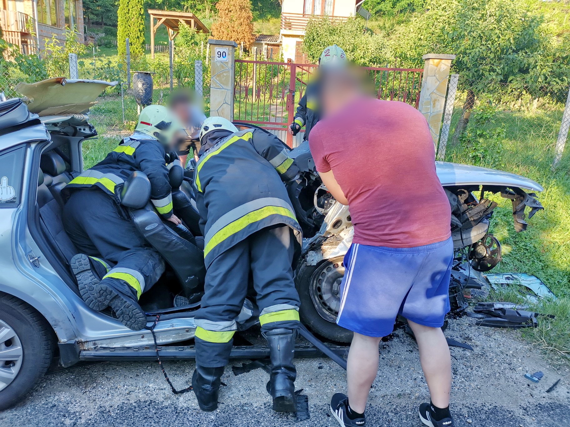 Sárvári tűzoltók szabadították ki a Volkswagen beszorult utasát a roncsból