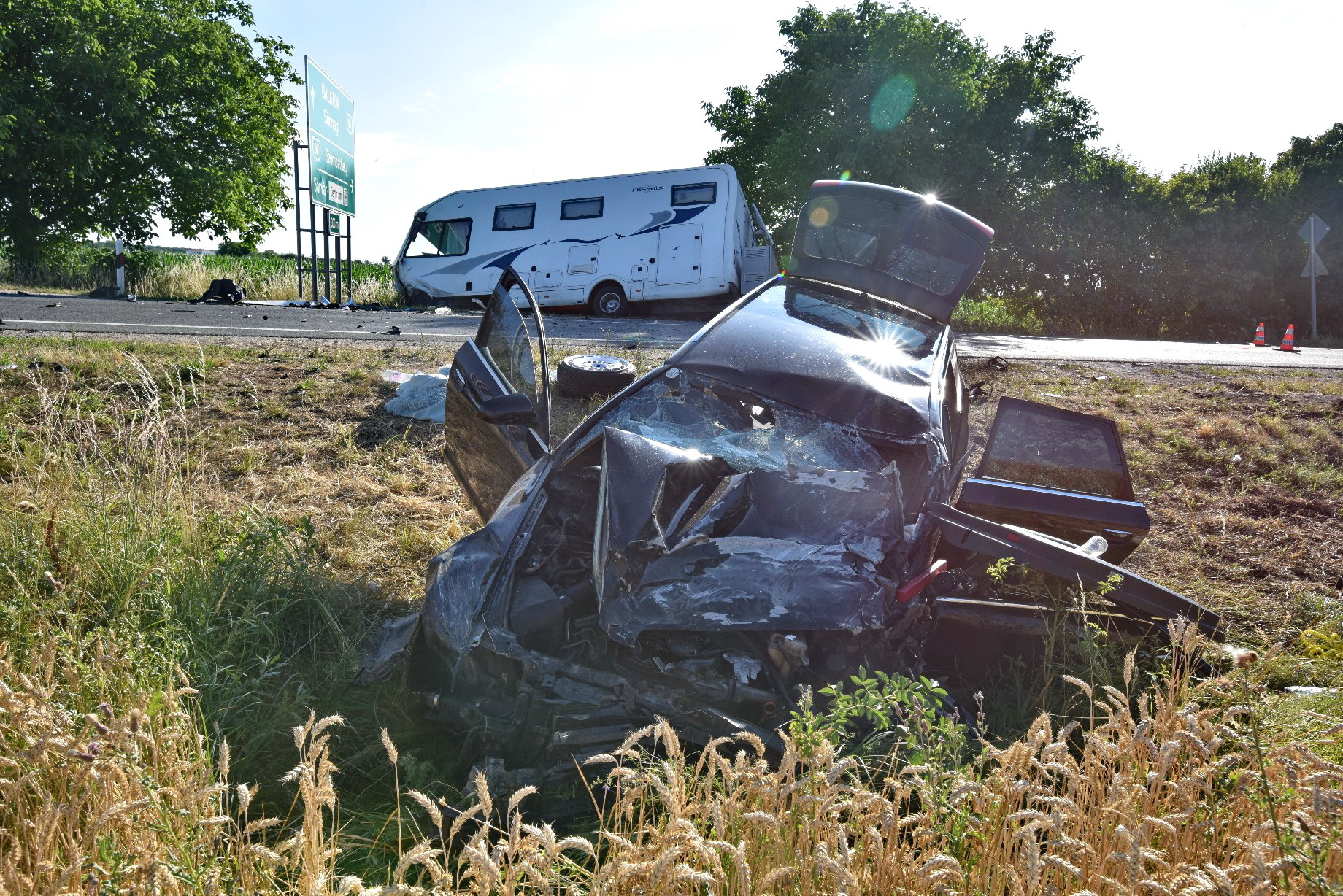 Kanyarodó Renaultba csapódott Audi a 84-esen Sárvárnál - lakóautónak sodródott a roncs
