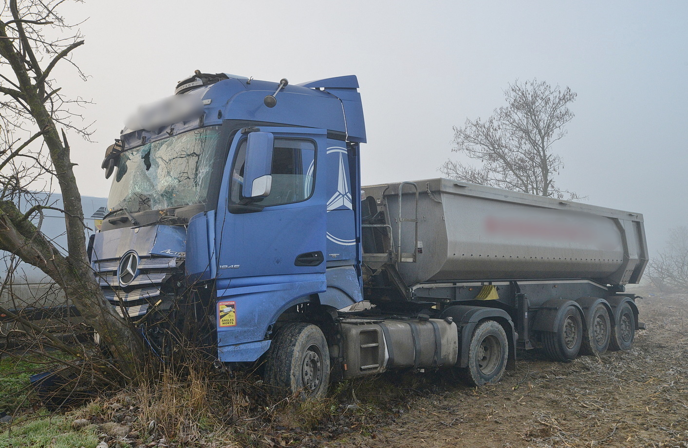 Gyökerestől fordított ki egy nagy fát az ütközésnél egy Mercedes billencs Rábahídvég közelében