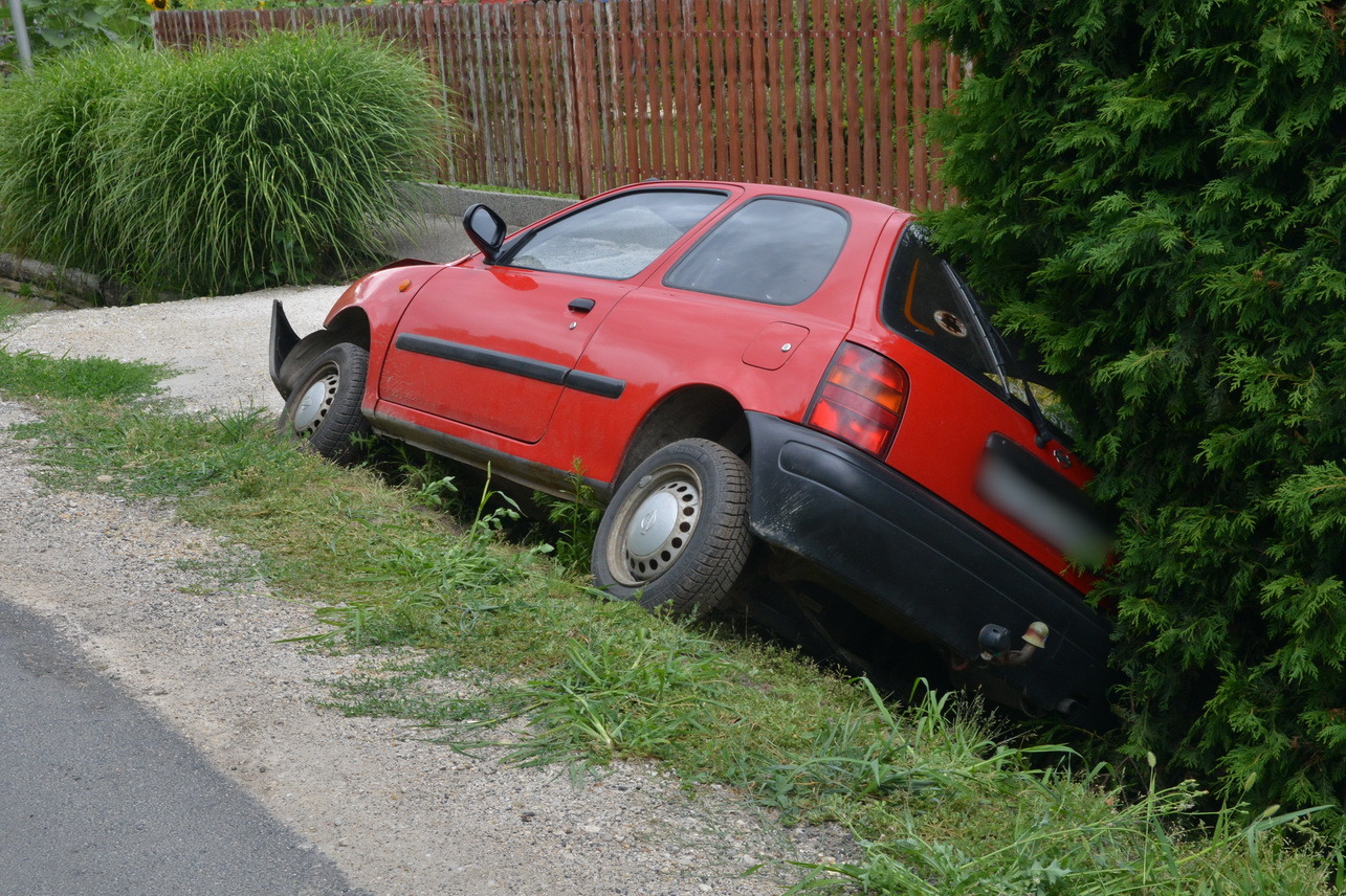 Árokba hajtott egy Nissan Ölbőn