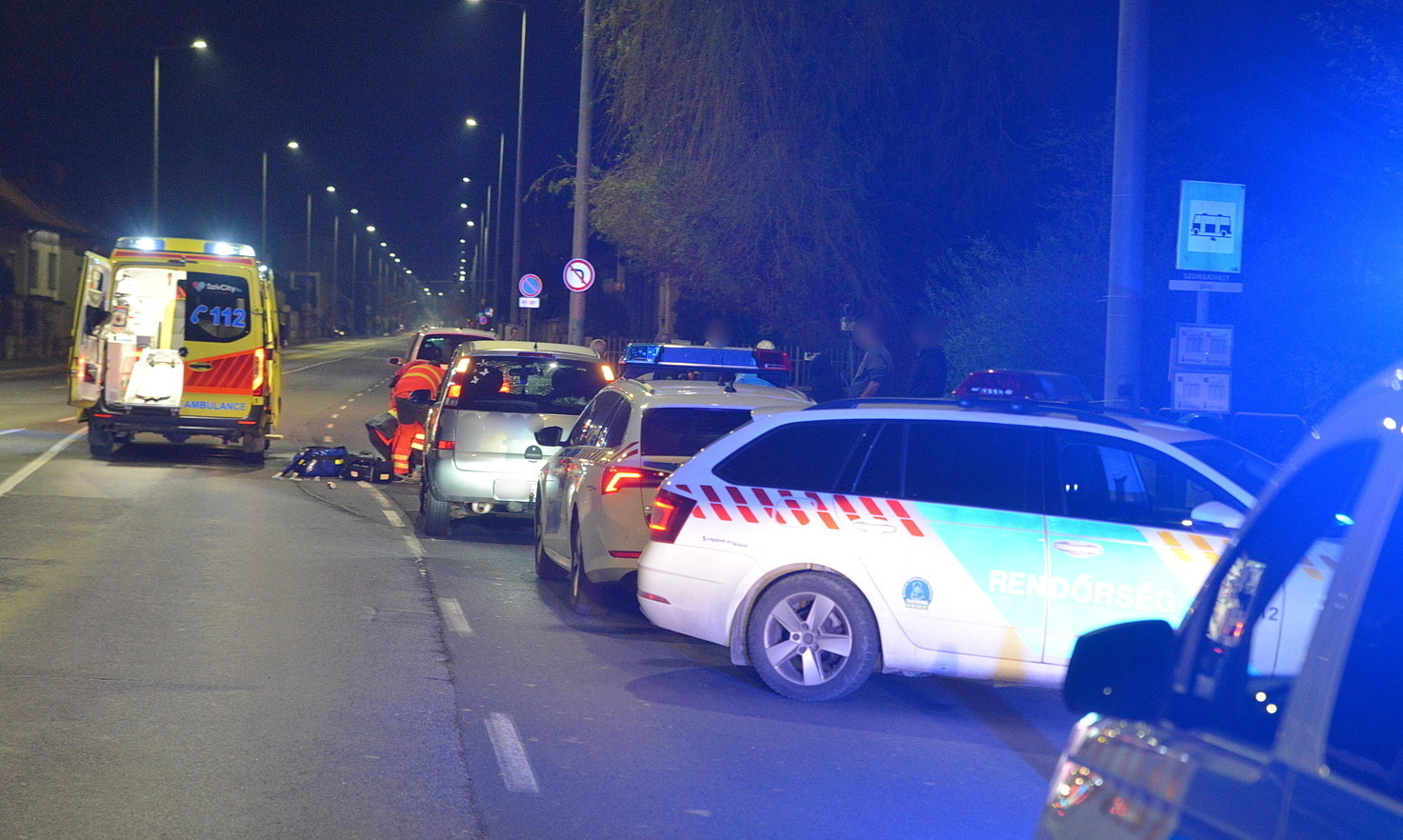 Egy csoportra figyelt az Opel sofőrje, amikor berobbant a szélvédő – súlyosan megsérült az elütött férfi Szombathelyen