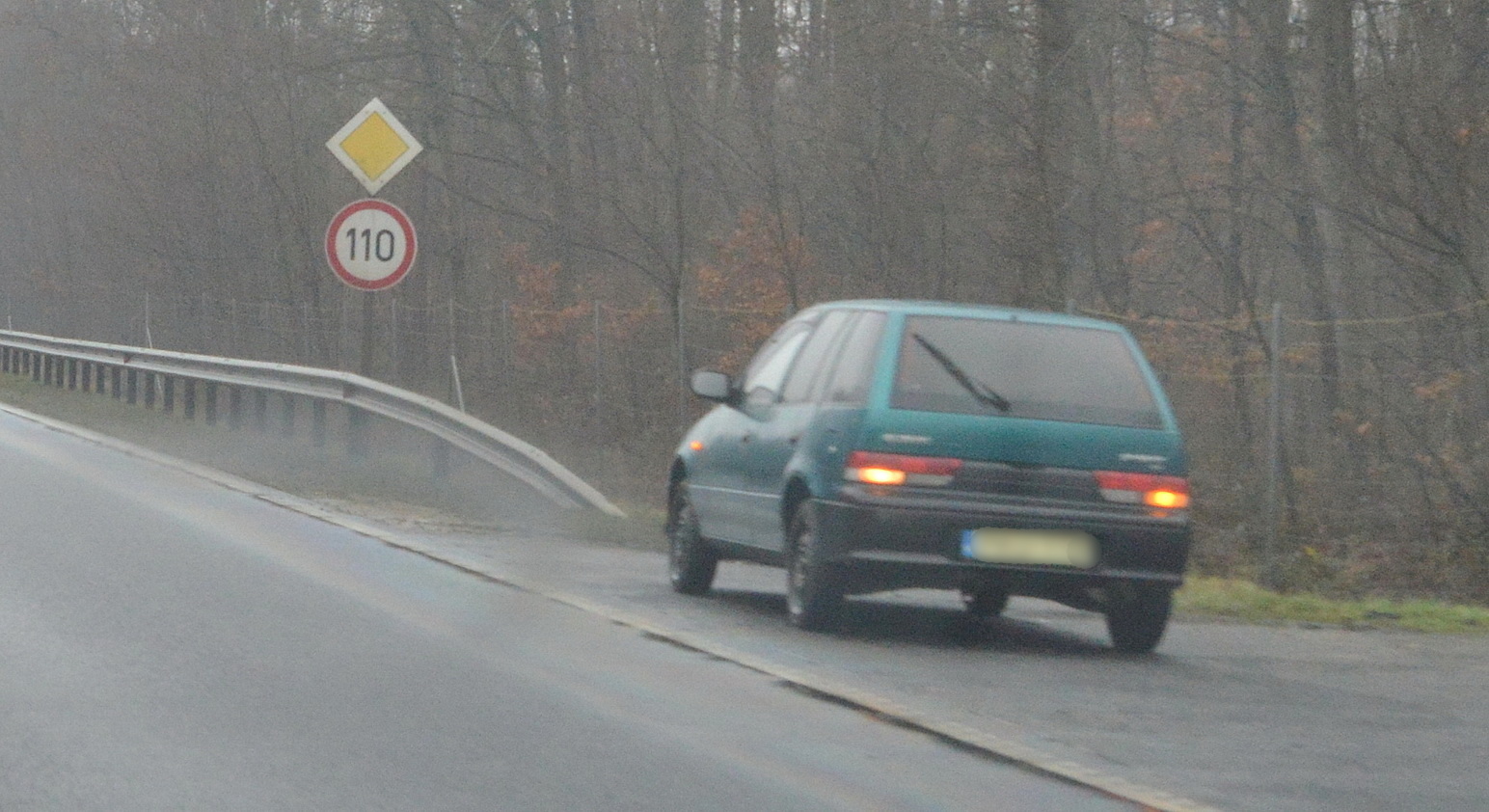 KIA-ról leszakadó kardántengely rongált meg egy Suzukit és egy Opelt a 86-os főúton, Egyházasrádóc közelében