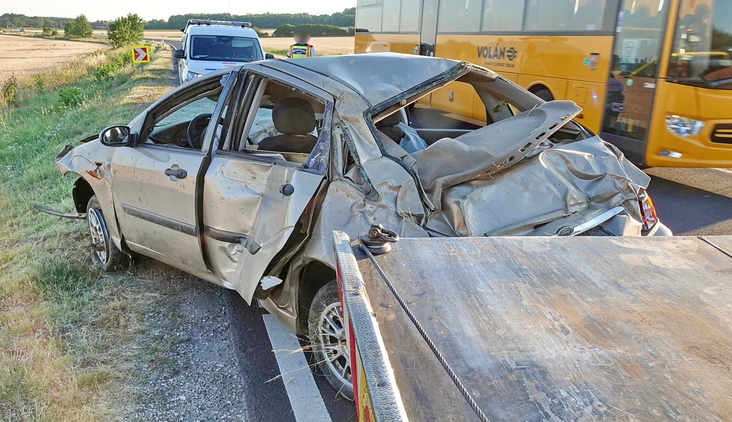 Kimászott a totálkáros Fordból és elsétált a sofőr a 86-os főúton, Egyházasrádócnál