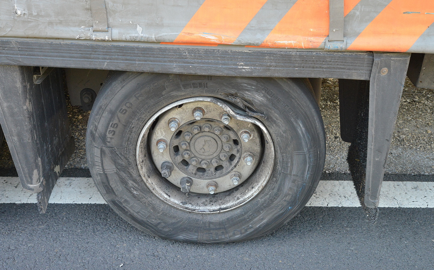 Kamionbaleset az M86-os autóúton - Előzésben lévő Scania autószállító ütközött Volvo kamionnak, majd szalagkorlátnak Szombathely közelében