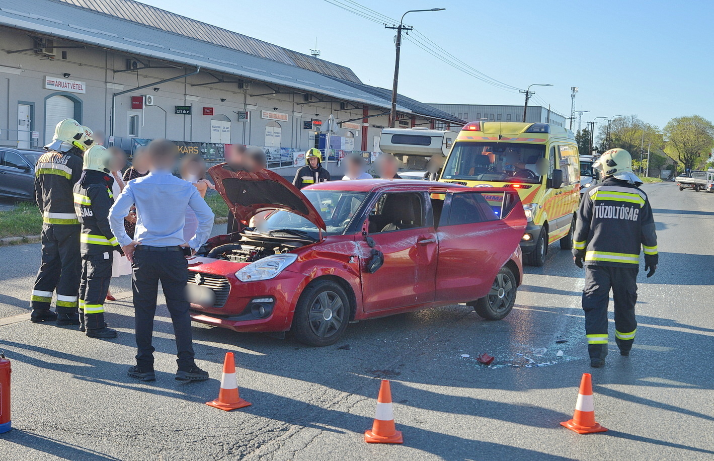 Felborította a Suzukit egy figyelmetlenül megforduló sofőr Opelja Szombathelyen - ismeretlenek a kerekeire állították az autót a rendőrség kiérkezése előtt