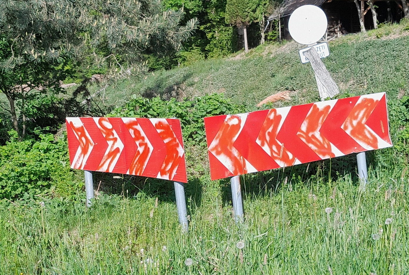 Jelzőtáblákat rongált meg ismeretlen személy az Őrségben Fotó: Vas VMRFK