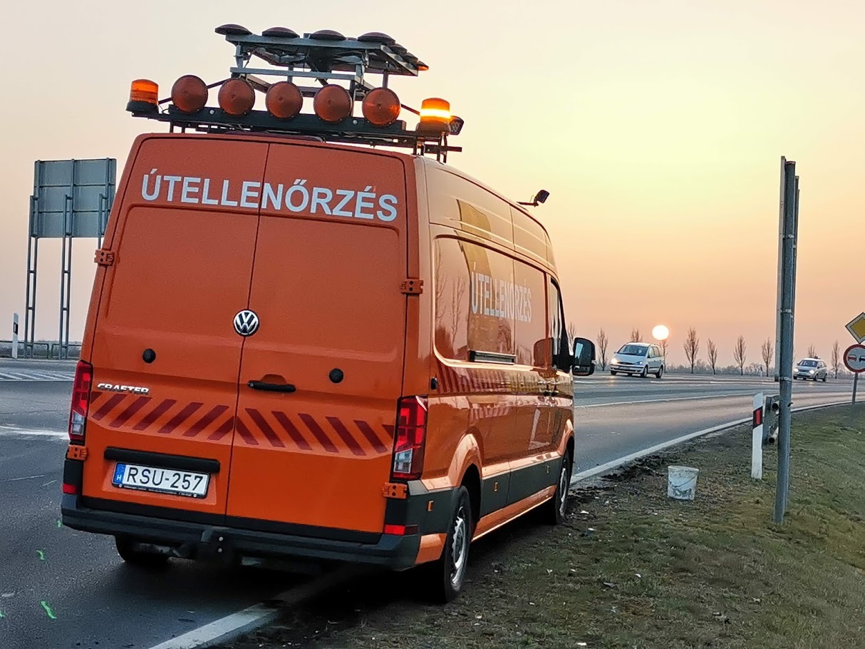 A Magyar Közút útellenőr autója