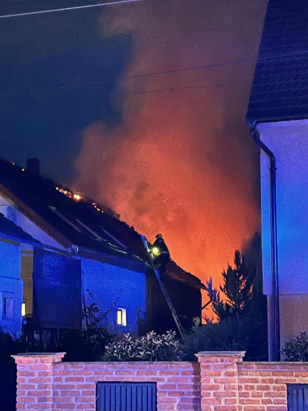 Ház- és melléképület tűz Sárváron Fotó: Olvasó