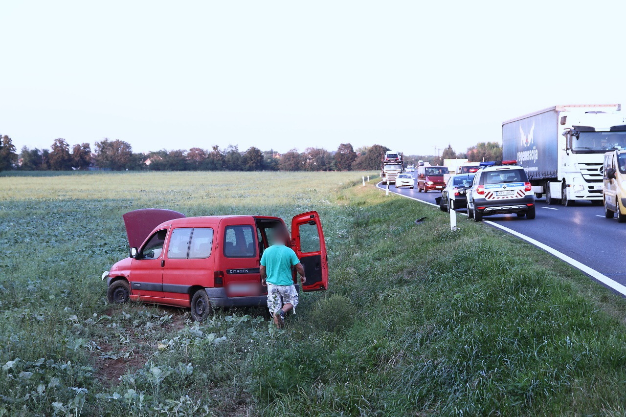 Volkswagen és Citroen ütközött a 86-oson Hegyfalunál 4.