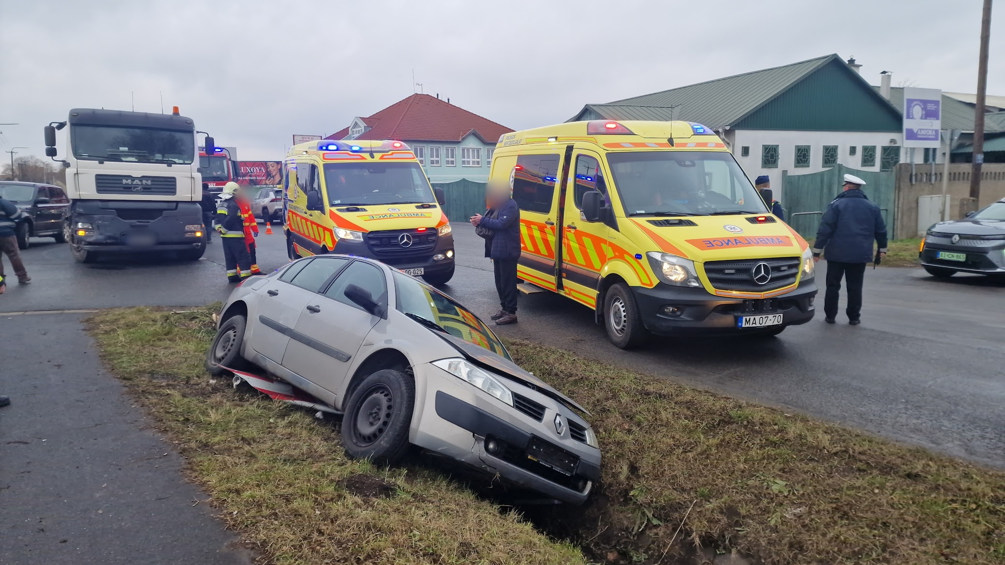 Konténerszállító MAN elé hajtott egy Renault Szombathelyen Fotó: Tánczos Mihály