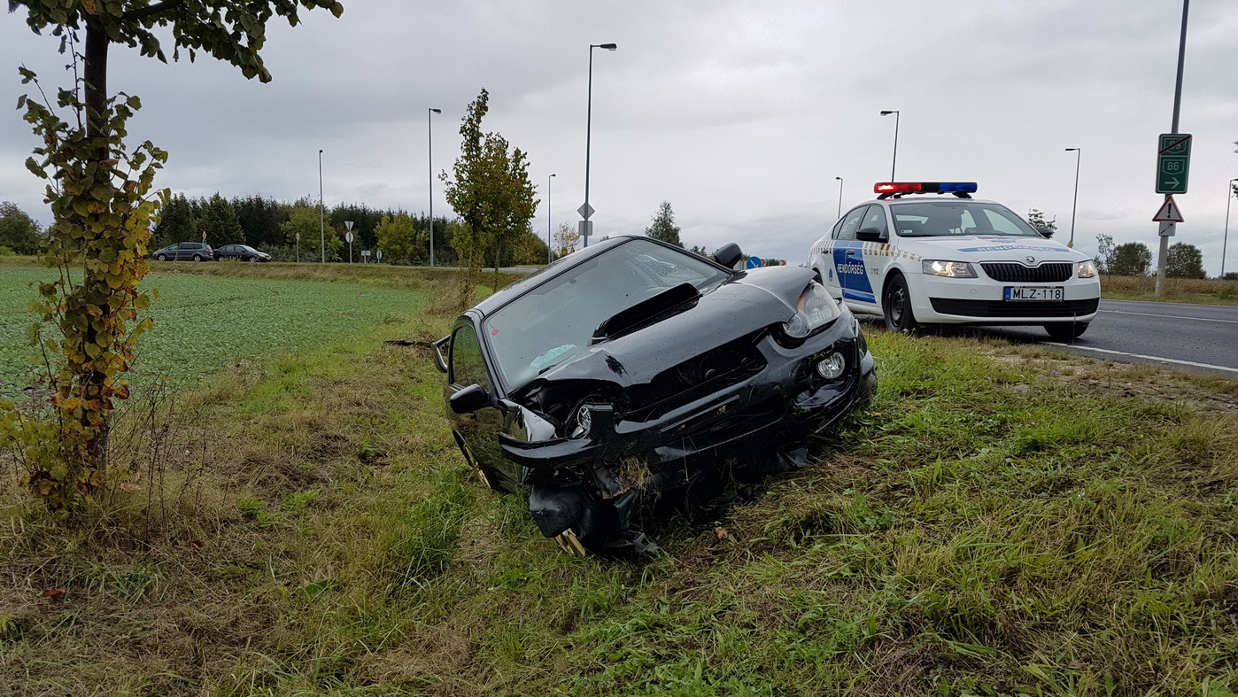 Árokba csúszott egy Subaru Szombathely határában