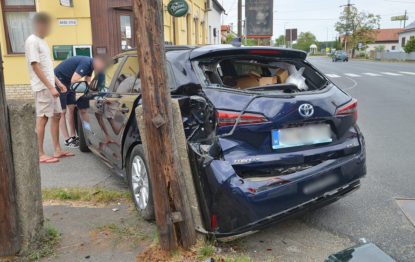 Villanyoszlopnak csapódott az Audi elé hajtó Toyota Szombathelyen - cserélni kell az oszlopot