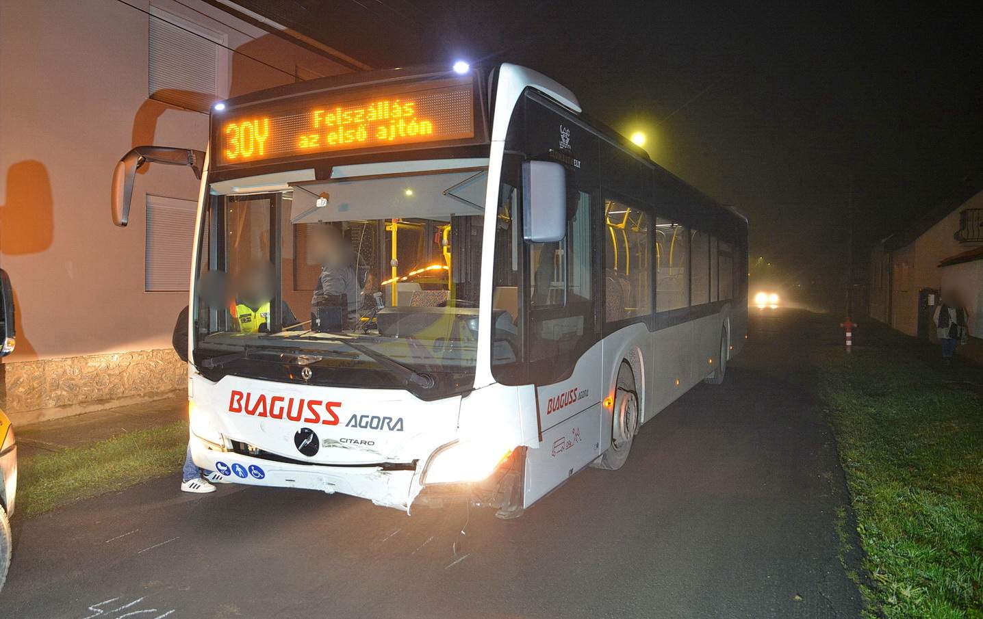Mercedes autóbusz elé hajtott egy Opel Szombathelyen
