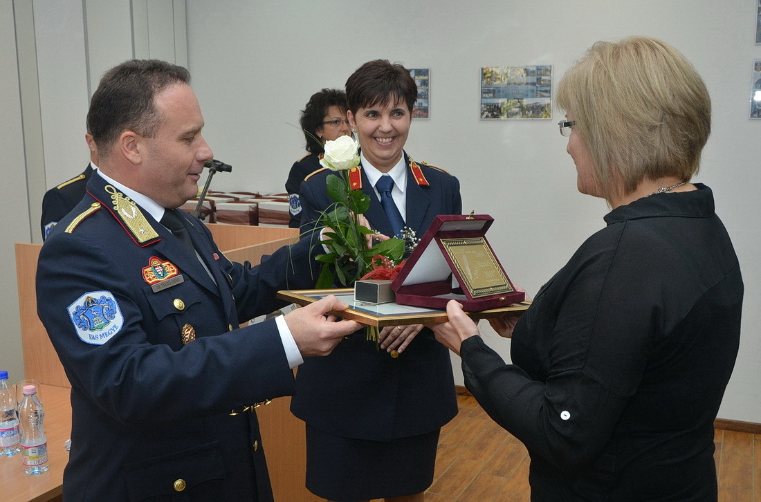 Nagy Ildikó (Vas Népe) átveszi az elismerést dr. Takács Árpád tűo. dandártábornoktól