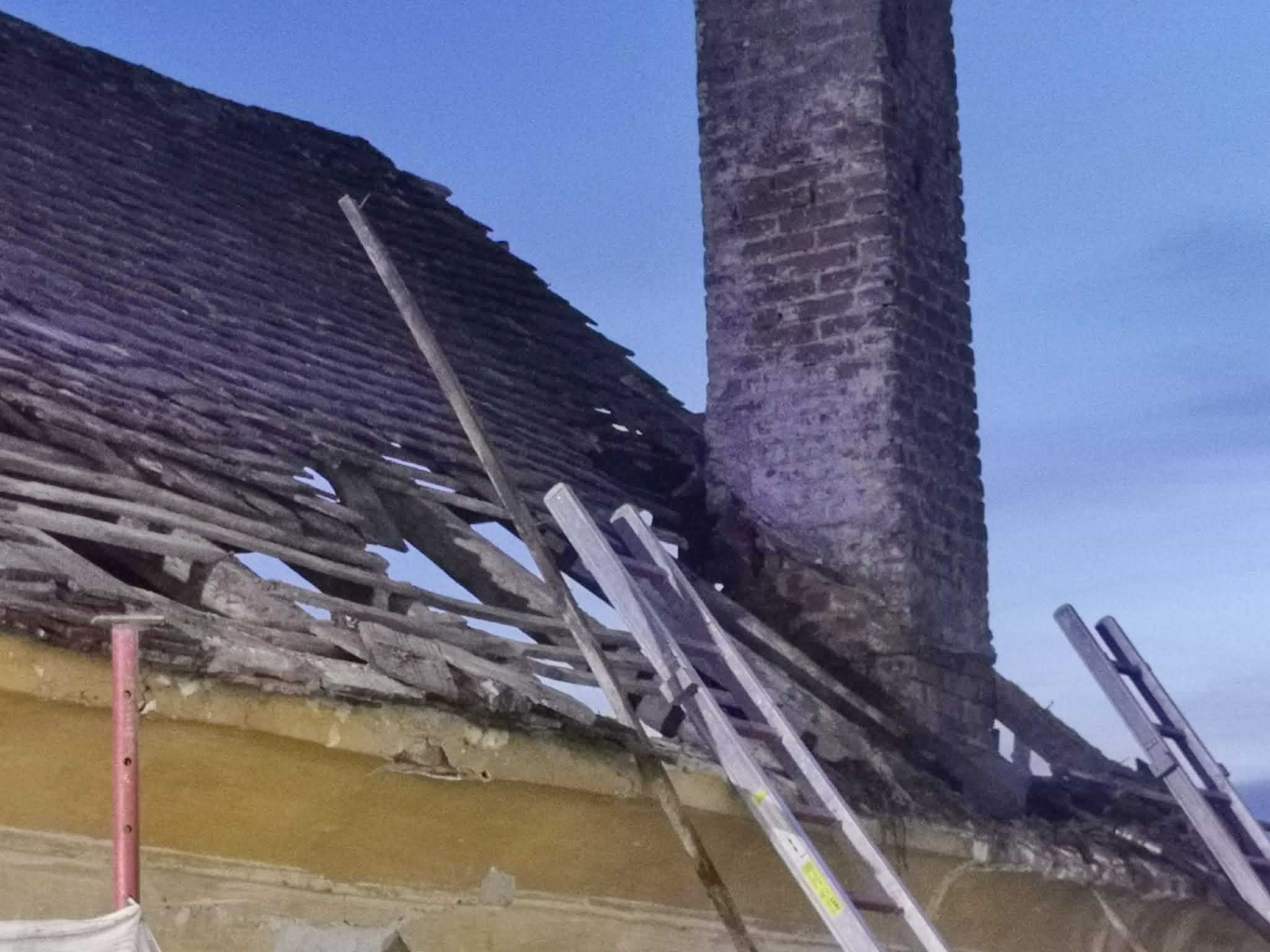 Lakatlan, bontás alatt álló házban keletkezett tűz Szombathelyen