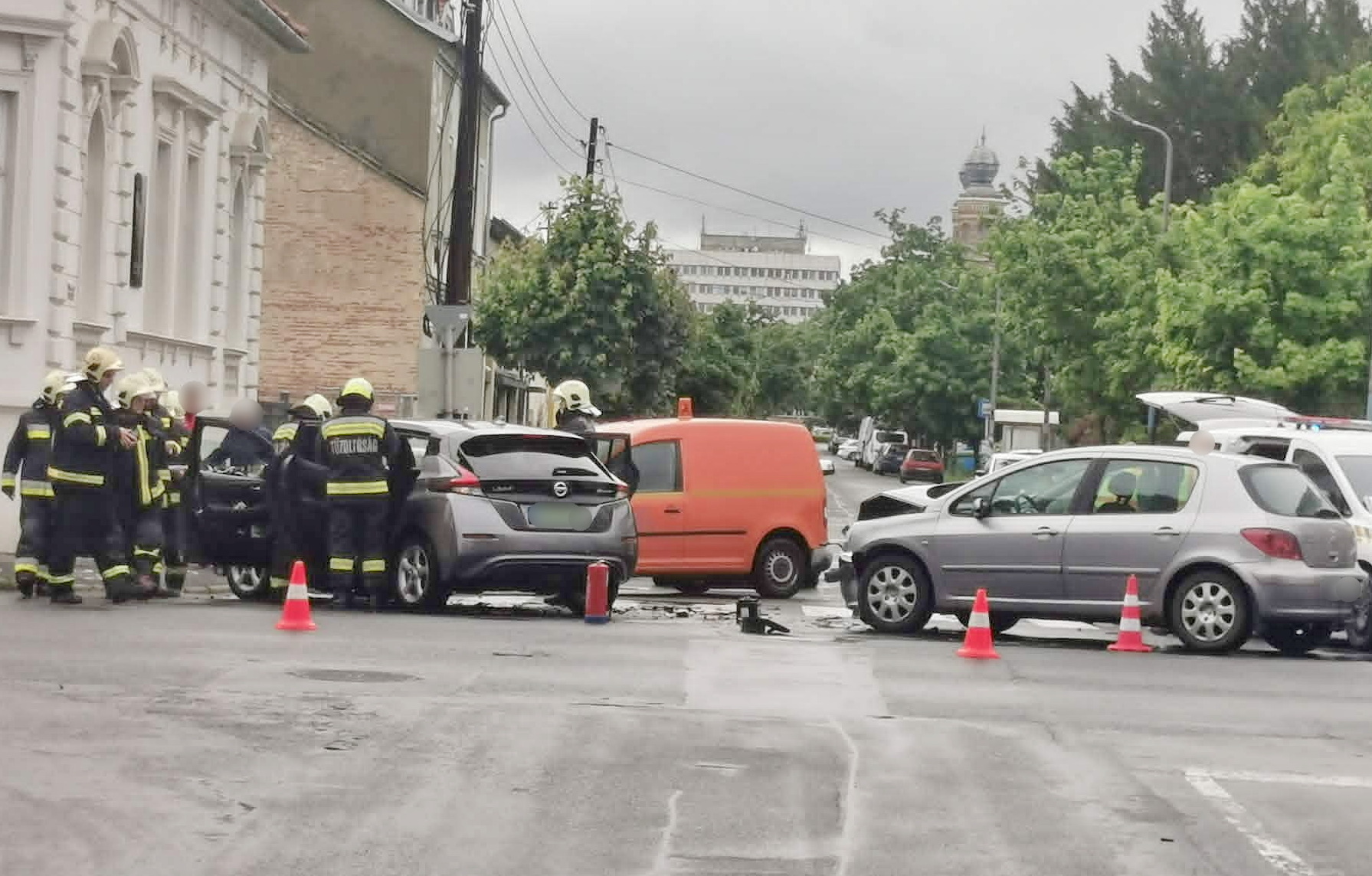 Nissan kanyarodott Peugeot elé Szombathelyen - ketten megsérültek